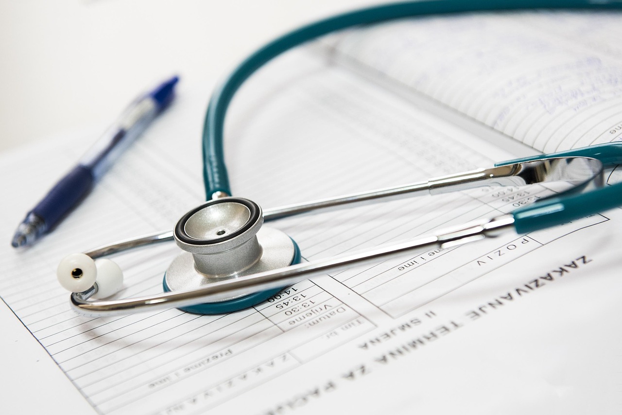 Estetoscopio sobre documentacion medica